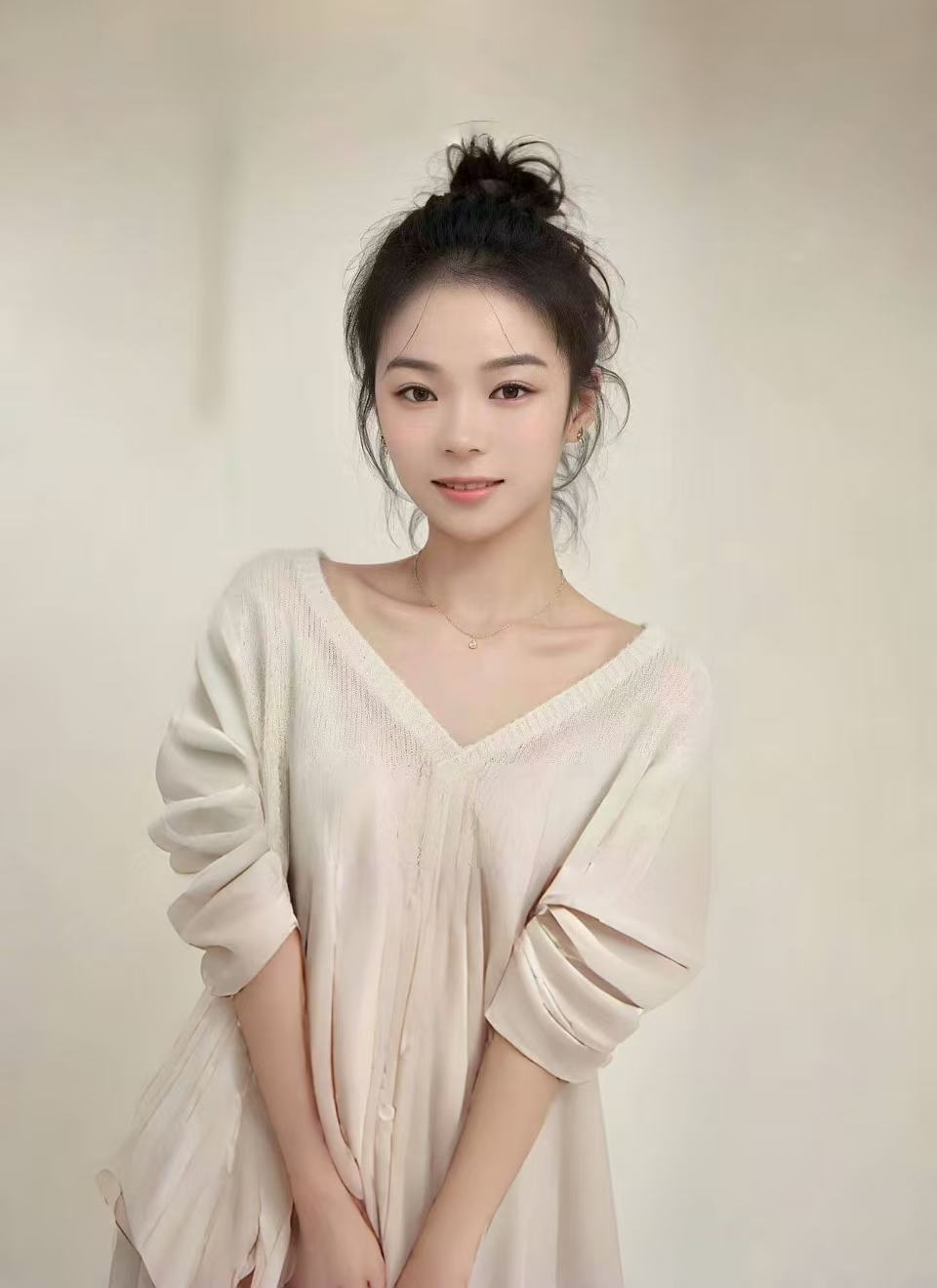 三十五岁左右中年男性头像，穿深蓝色西装，短发整齐，表情严肃认真，黑色背景